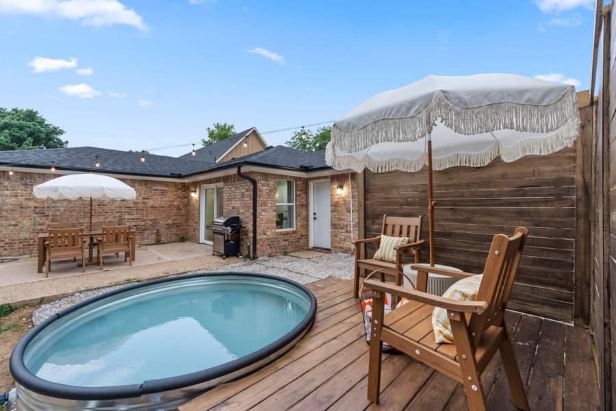 Primary listing photo of the Arlington midcentury home